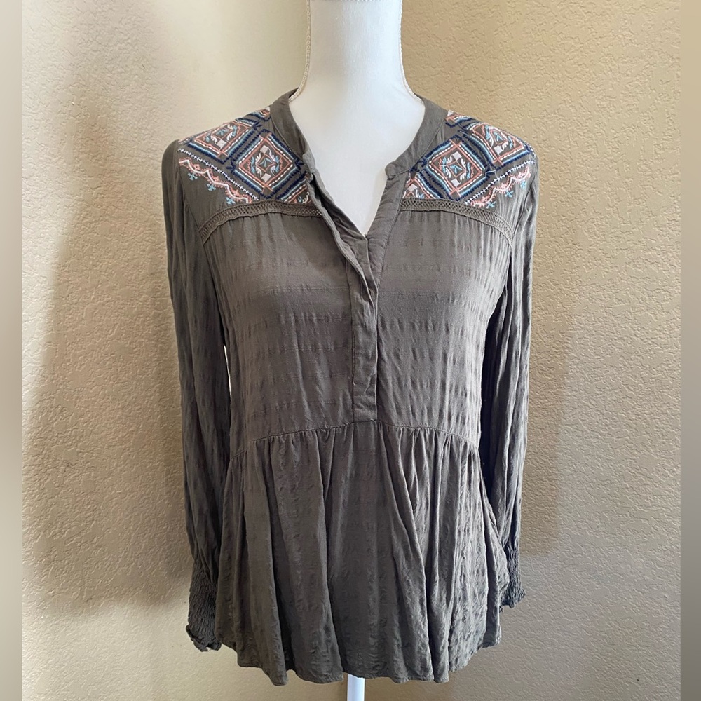Knox Rose Olive Green V-Neck Embroidered Babydoll Hi-Low Blouse